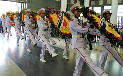Gia đình cụ Hoàng Thị Minh Hồ tặng tiền phúng viếng cho đồng bào lũ lụt